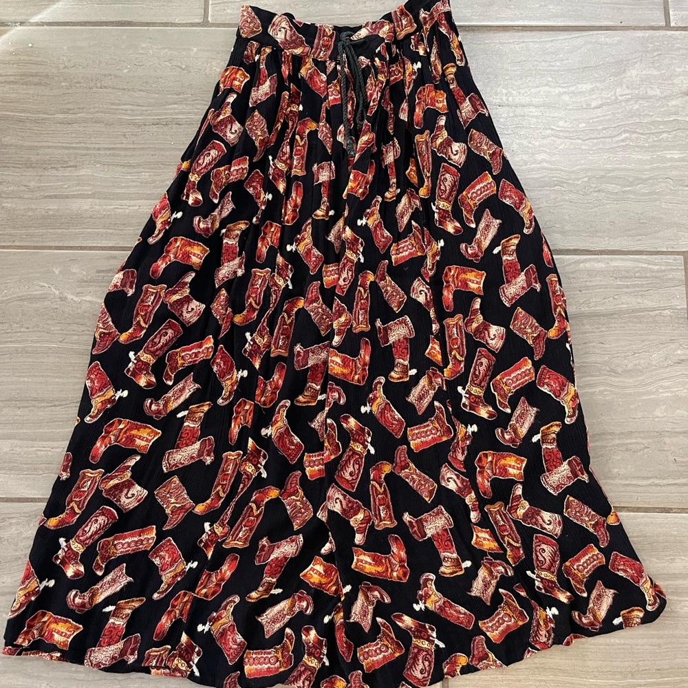 Basic Editions Black and Red Broomstick kirt